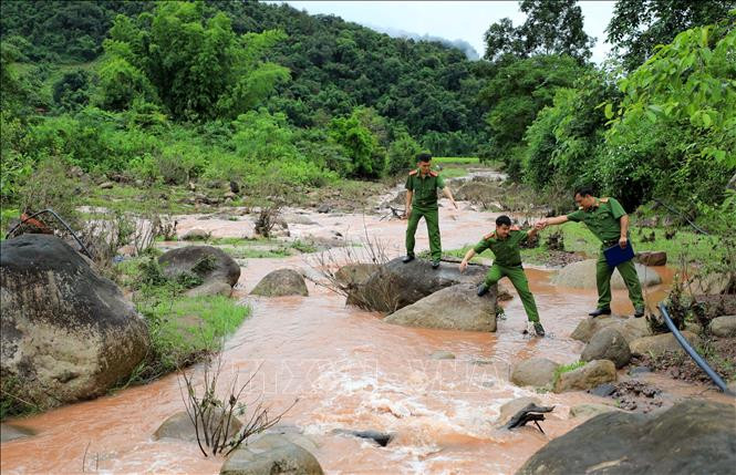 Đường xuống bản khó khăn không cản nổi bước chân của lực lượng công an xã Sín Thầu (Mường Nhé). Ảnh: Nhật Anh – TTXVN Tìm động lực phát triển cho cực tây Tổ quốc- Bài 1 ảnh 1