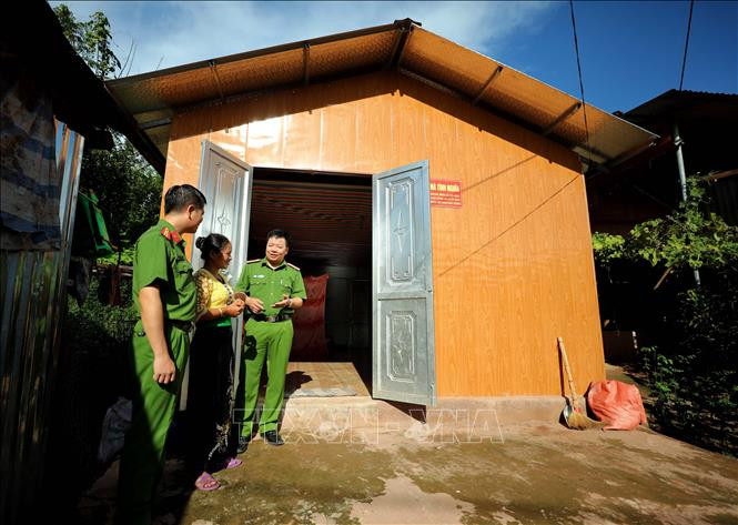 Thăm hỏi chị Lò Thị Quyết, tại bản Mường Nhé mới, xã Mường Nhé - hộ gia đình vừa được nhận nhà mới theo dự án làm nhà cho hộ nghèo do Bộ Công an phát động. Ảnh: Nhật Anh - TTXVN Tìm động lực phát triển cho cực tây Tổ quốc- Bài 2 ảnh 1