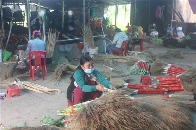 Cơ sở sản xuất chổi đót Nông Phú của chị Hoàng Thị Hưng. Ảnh: Hoa Mai - TTXVN Chị Hoàng Thị Hưng làm giàu từ sản xuất chổi đót ảnh 1