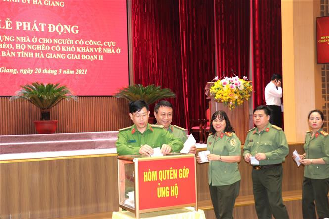 Cán bộ, chiến sỹ Công an tỉnh Hà Giang tham gia ủng hộ xây dựng nhà ở cho cựu chiến binh nghèo giai đoạn II. Ảnh: Minh Tâm-TTXVN Hà Giang huy động gần 60 tỷ đồng hỗ trợ xóa nhà tạm cho cựu chiến binh, gia đình chính sách, người nghèo ảnh 3