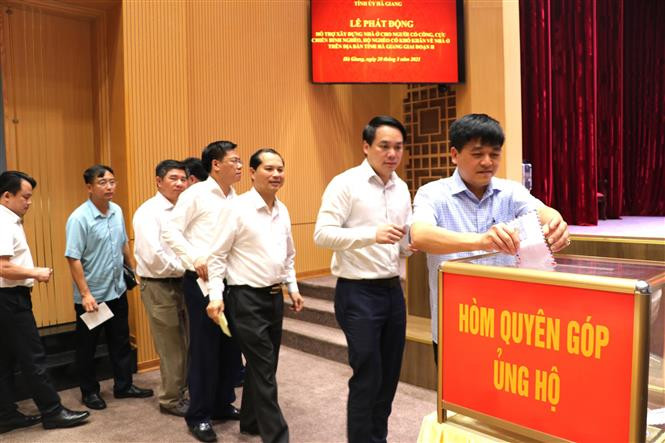 Lãnh đạo các sở, ban, ngành của tỉnh Hà Giang tham gia ủng hộ xây dựng nhà ở cho cựu chiến binh nghèo giai đoạn II. Ảnh: Minh Tâm-TTXVN Hà Giang huy động gần 60 tỷ đồng hỗ trợ xóa nhà tạm cho cựu chiến binh, gia đình chính sách, người nghèo ảnh 2