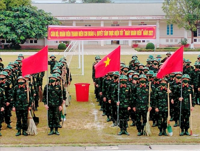 Đoàn viên, thanh niên khối quân sự trên địa bàn tỉnh Lai Châu tổ chức Ngày Chủ nhật xanh. Ảnh: Nguyễn Oanh-TTXVN Thiết thực các hoạt động Ngày Chủ nhật xanh tại Lai Châu ảnh 1
