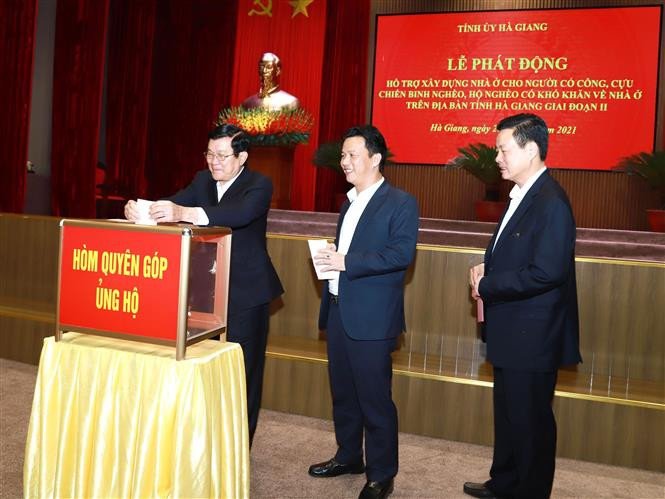 Nguyên Chủ tịch nước Trương Tấn Sang và lãnh đạo tỉnh Hà Giang tham gia ủng hộ chương trình xóa nhà tạm giai đoạn II. Ảnh: Minh Tâm-TTXVN Hà Giang huy động gần 60 tỷ đồng hỗ trợ xóa nhà tạm cho cựu chiến binh, gia đình chính sách, người nghèo ảnh 1