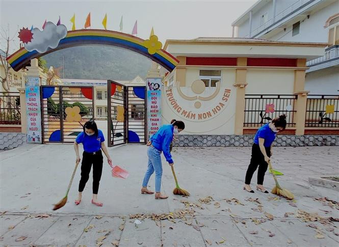 Đoàn viên, thanh niên tỉnh Lai Châu ra quân làm sạch đẹp cảnh quan, hưởng ứng Ngày Chủ nhật xanh. Ảnh: Nguyễn Oanh - TTXVN. Thiết thực các hoạt động Ngày Chủ nhật xanh tại Lai Châu ảnh 3