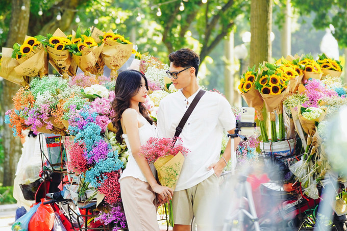 Khoảng khắc lãng mạn của 1 cặp đôi giữa trời Thu Hà Nội. Ảnh: Khánh Hoà – TTXVN Hà Nội đẹp dịu dàng trong tiết Thu ảnh 10