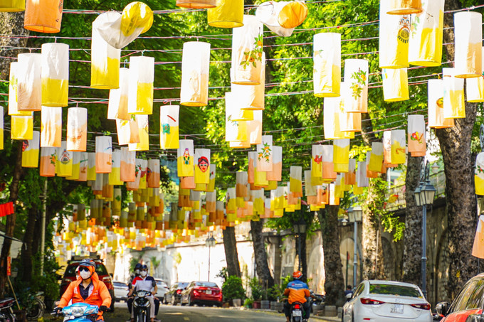 Phố lồng đèn Phùng Hưng đón Thu. Ảnh: Khánh Hoà – TTXVN Hà Nội đẹp dịu dàng trong tiết Thu ảnh 9