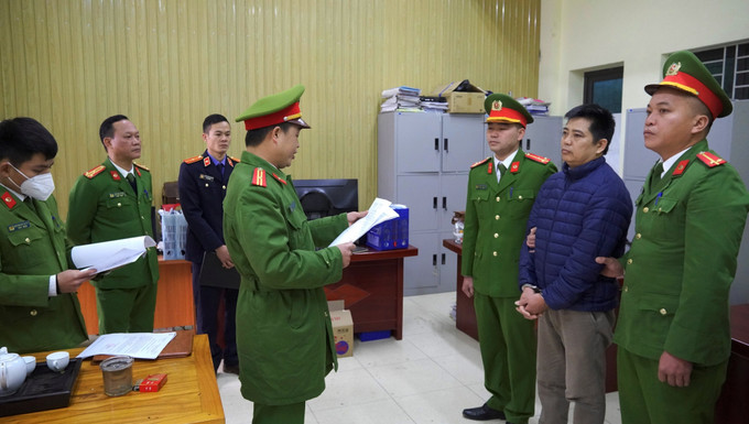Cơ quan công an thi hành lệnh bắt tạm giam bị can Nguyễn Văn Toản. Ảnh: Cơ quan công an cung cấp Bắt tạm giam Phó Trưởng phòng Tài nguyên và Môi trường huyện Xín Mần ảnh 1
