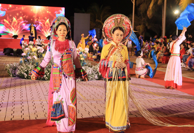 Bộ sưu tập áo dài 54 anh em dân tộc. Ảnh: Phan Sáu – TTXVN Festival Biển 2023: Tôn vinh áo dài Việt Nam ảnh 6