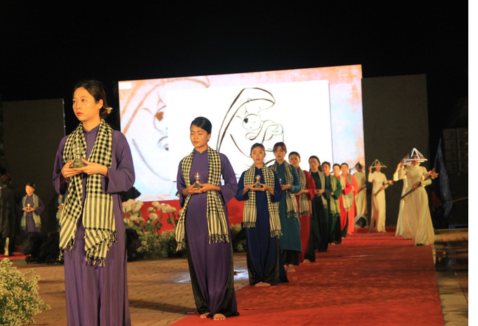 Áo dài kết hợp với khăn rằn, biểu tượng mẹ Việt Nam kiên trung, bất khuất, giàu tình thương. Ảnh: Phan Sáu – TTXVN Festival Biển 2023: Tôn vinh áo dài Việt Nam ảnh 7