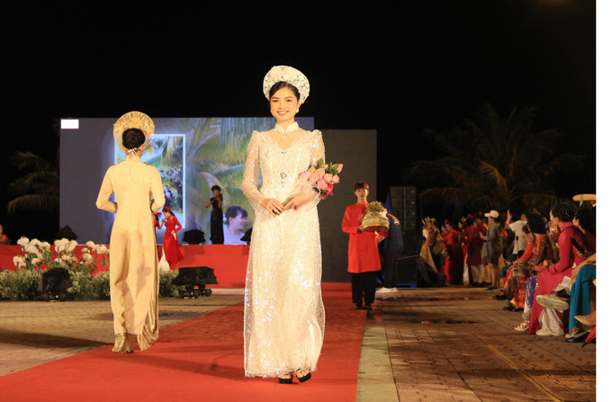 Áo dài trong các buổi lễ cưới, hỏi được người mẫu lớn và mẫu nhí cùng tham gia trình diễn. Ảnh: Phan Sáu – TTXVN Festival Biển 2023: Tôn vinh áo dài Việt Nam ảnh 4