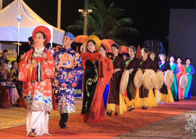 Trình diễn áo dài đặc biệt của dân tộc. Ảnh: Phan Sáu – TTXVN Festival Biển 2023: Tôn vinh áo dài Việt Nam ảnh 8