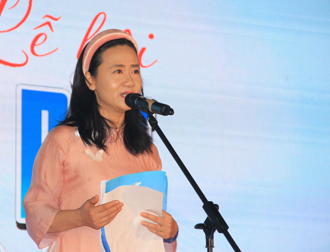 Bà Nguyễn Quỳnh Nga, Chủ tịch Hội Liên hiệp Phụ nữ Việt Nam tỉnh Khánh Hòa phát biểu khai mạc lễ hội. Ảnh: Phan Sáu - TTXVN Festival Biển 2023: Tôn vinh áo dài Việt Nam ảnh 1