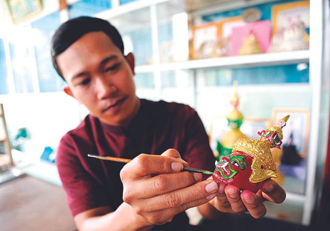Thạch Huỳnh Thươne đã nghiên cứu, sáng tạo nhiều loại tiêu bản mão, mặt nạ thu nhỏ để làm phong phú hơn sản phẩm thủ công mỹ nghệ truyền thống của người Khmer Nam Bộ. Ảnh: An Hiếu Nghệ nhân trẻ khát khao bảo tồn văn hóa Khmer ảnh 1