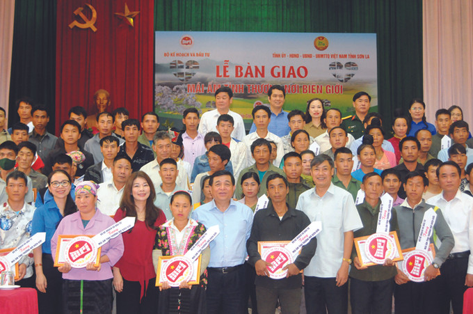 Bộ trưởng Bộ Kế hoạch và Đầu tư Nguyễn Chí Dũng và Bí thư Tỉnh ủy Sơn La Nguyễn Hữu Đông trao biểu trưng chìa khóa nhà cho các hộ nghèo, hoàn cảnh khó khăn ở huyện Sốp Cộp. Ảnh: Quang Quyết Mái ấm tình thương nơi vùng cao biên giới Sơn La ảnh 2