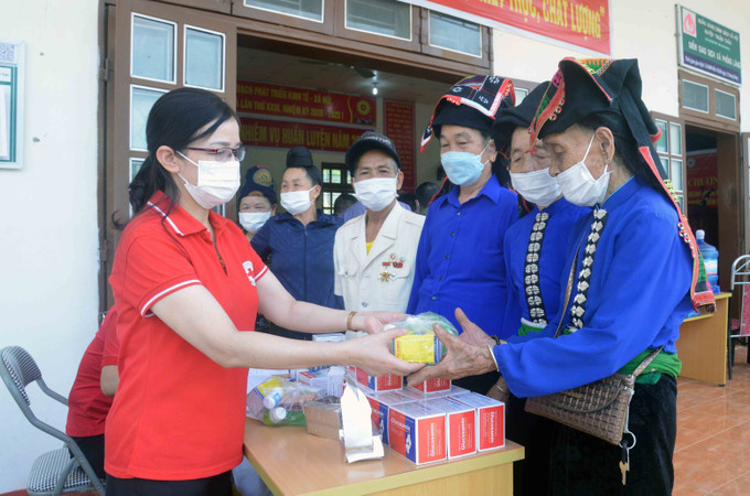 Cấp thuốc miễn phí cho người cao tuổi tại xã Phổng Lăng, huyện Thuận Châu (Sơn La). Ảnh: Quang Quyết-TTXVN Ngày quốc tế người cao tuổi 1/10: Chăm lo đời sống tinh thần cho người cao tuổi là mục tiêu lâu dài ảnh 2