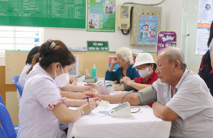 Người cao tuổi được khám sức khỏe miễn phí tại Trạm Y tế Phường 9, Quận 8 (Thành phố Hồ Chí Minh). Ảnh: Đinh Hằng – TTXVN Ngày quốc tế người cao tuổi 1/10: Chăm lo đời sống tinh thần cho người cao tuổi là mục tiêu lâu dài ảnh 1
