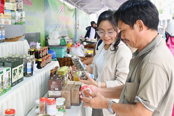 Người dân tham quan cửa hàng giới thiệu sản phẩm OCOP An Giang. Ảnh: Thanh Sang –TTXVN An Giang: Quảng bá sản phẩm đạt chứng nhận OCOP ảnh 2