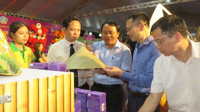 Không gian trưng bày góp phần tôn vinh, tuyên truyền, quảng bá, thúc đẩy tiêu thụ sản phẩm OCOP với người dân Huế và du khách trong và ngoài nước. Ảnh: Tường Vi - TTXVN Quảng bá sản phẩm OCOP gắn với hoạt động du lịch ảnh 1