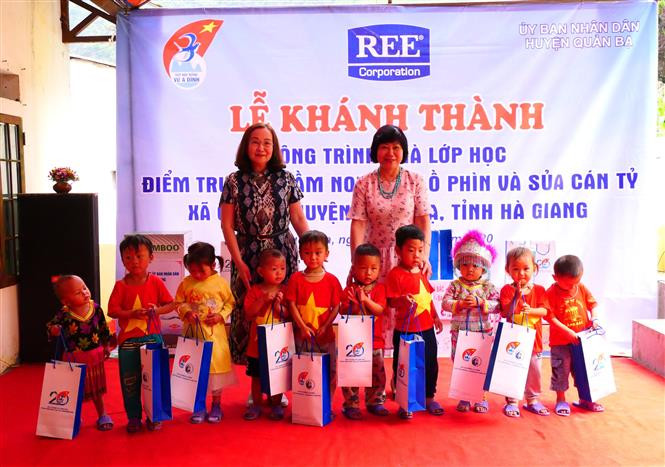 Các nhà tài trợ xây dựng điểm trường mầm non hai thôn Phố Lồ Phìn và Sủa Cán Tỷ thuộc xã Cán Tỷ, huyện Quản Bạ (Hà Giang) tặng quà cho các cháu học sinh. Ảnh: Phi Anh - TTXVN phát Khánh thành công trình nhà lớp học và trao học bổng Vừ A Dính cho học sinh tỉnh Hà Giang ảnh 2