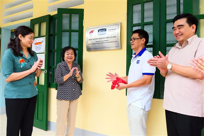 Nguyên Phó Chủ tịch nước Trương Mỹ Hoa cùng đoàn công tác khánh thành điểm trường mầm non thôn Phố Lồ Phìn, xã Cán Tỷ, huyện Quản Bạ (Hà Giang). Ảnh: Phi Anh - TTXVN phát Khánh thành công trình nhà lớp học và trao học bổng Vừ A Dính cho học sinh tỉnh Hà Giang ảnh 3