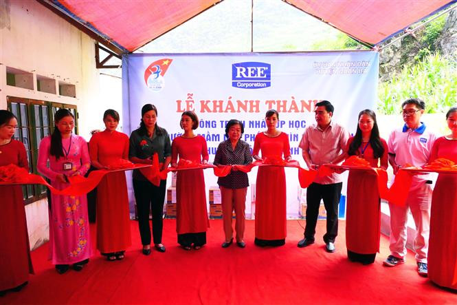 Nguyên Phó Chủ tịch nước Trương Mỹ Hoa cùng đoàn công tác cắt băng khánh thành điểm trường mầm non thôn Sủa Cán Tỷ, xã Cán Tỷ, huyện Quản Bạ (Hà Giang). Ảnh: Phi Anh - TTXVN phát Khánh thành công trình nhà lớp học và trao học bổng Vừ A Dính cho học sinh tỉnh Hà Giang ảnh 1