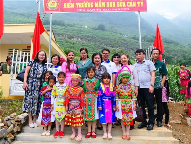 Nguyên Phó Chủ tịch nước Trương Mỹ Hoa cùng các đại biểu chụp ảnh lưu niệm với cô và trò điểm trường mầm non thôn Sủa Cán Tỷ thuộc xã Cán Tỷ, huyện Quản Bạ (Hà Giang). Ảnh: Phi Anh - TTXVN phát Khánh thành công trình nhà lớp học và trao học bổng Vừ A Dính cho học sinh tỉnh Hà Giang ảnh 4