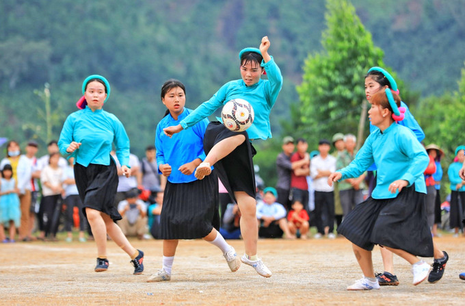 Du khách không chỉ thấy được vẻ đẹp duyên dáng mà còn thấy rõ nét cá tính, tinh thần thể thao của những cô gái dân tộc Sán Chỉ mặc váy, vấn khăn đá bóng. Ảnh: Thành Đạt Về Bình Liêu xem bóng đá nữ ảnh 1