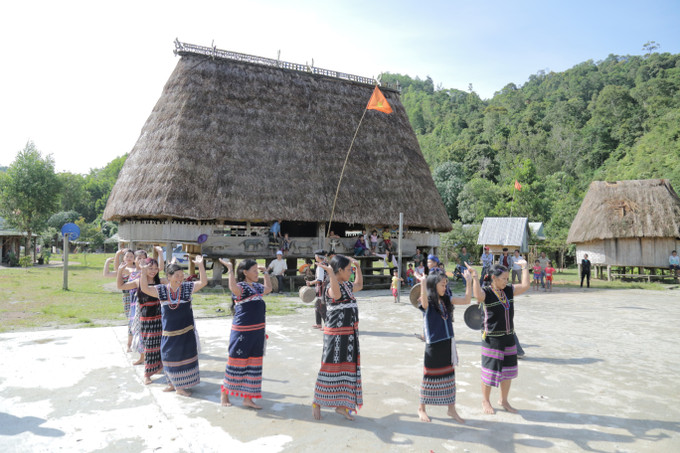 Năm qua, huyện Tây Giang (Quảng Nam) triển khai thực hiện tốt chính sách dân tộc, góp phần nâng cao đời sống tinh thần của đồng bào. Trong ảnh: Đồng bào dân tộc Cơ-tu gìn giữ điệu múa truyền thống Tung tung Da dá. Ảnh: Hải Quỳnh Mang mùa xuân về với đồng bào dân tộc ảnh 4