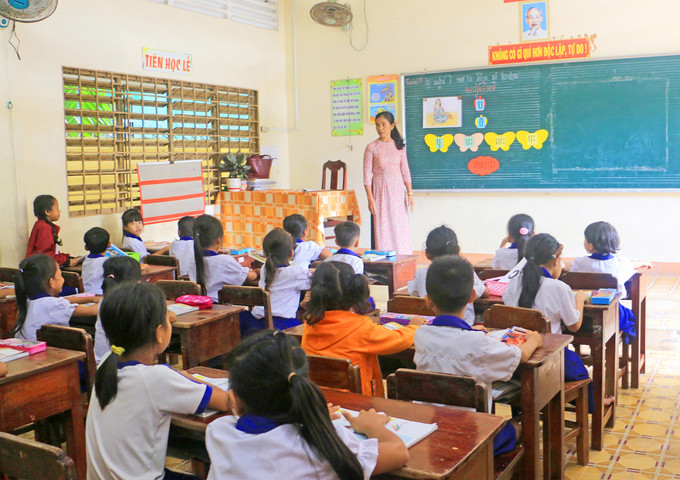 Tỉnh Vĩnh Long mới đây đã đầu tư xây mới 40 trường học ở các xã có đông đồng bào Khmer sinh sống; đầu tư phát triển Trường Trung học Phổ thông Dân tộc nội trú tỉnh trở thành nơi ươm mầm ước mơ học tập của học sinh Khmer. Ảnh: Lê Thúy Hằng Mang mùa xuân về với đồng bào dân tộc ảnh 1
