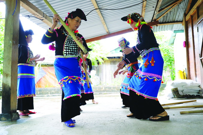Sưu tầm các bài dân ca và các điệu múa Si La. Ảnh: An Thành Đạt - DTMN Nghệ nhân giữ hồn văn hóa Si La ảnh 2