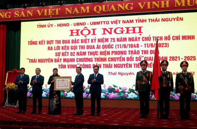Phó Thủ tướng Chính phủ Trần Hồng Hà thừa ủy quyền Chủ tịch nước trao Huân chương Lao động hạng Ba cho tỉnh Thái Nguyên. Ảnh: Thu Hằng-TTXVN Thái Nguyên: Gắn phong trào thi đua yêu nước với thực hiện nhiệm vụ chính trị và phát triển kinh tế - xã hội ảnh 2