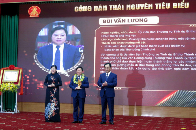 Chương trình đã tôn vinh 10 gương mặt “Công dân Thái Nguyên tiêu biểu”. Ảnh: Thu Hằng-TTXVN Thái Nguyên: Gắn phong trào thi đua yêu nước với thực hiện nhiệm vụ chính trị và phát triển kinh tế - xã hội ảnh 4