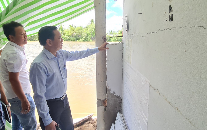 Nhiều căn nhà của các hộ dân trên kênh xáng Cà Mau – Bạc Liêu, đoạn lộ cũ ấp II, xã Tân Phong, thị xã Giá Rai bị nứt, sụt lún do sạt lở. Ảnh: Tuấn Kiệt – TTXVN. Bạc Liêu: Khẩn trương khắc phục các vụ sạt lở bờ sông ảnh 3
