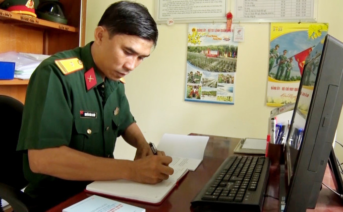 Thiếu tá Nguyễn Văn Ca Răn bên góc làm việc. Ảnh: TTXVN phát 75 năm Thi đua ái quốc: Học Bác từ những điều giản dị nhất ảnh 2