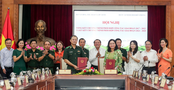 Đại diện lãnh đạo Bộ Văn hóa, Thể thao và Du lịch và Bộ Tư lệnh Bộ đội Biên phòng ký kết chương trình phối hợp giai đoạn 2023 - 2028. Ảnh: Thu Hải Đưa văn hóa tinh thần đến gần hơn nữa với quân dân trên các tuyến biên giới, biển đảo ảnh 5