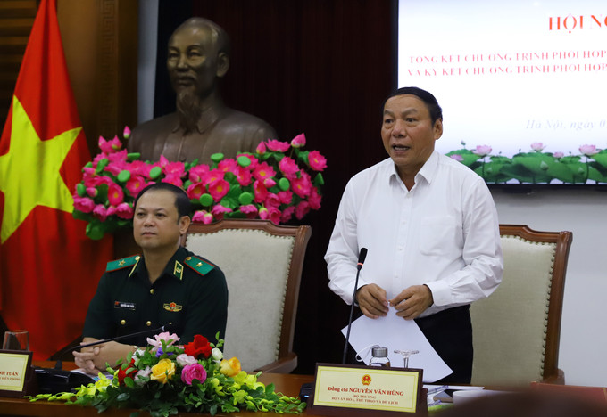 Nhìn lại 5 năm thực hiện, Bộ trưởng Bộ Văn hóa, Thể thao và Du lịch Nguyễn Văn Hùng bày tỏ đồng tình với chủ đề "Đẩy mạnh và nâng cao hiệu quả hoạt động văn hóa, thể thao, du lịch và gia đình trên các tuyến biên giới, biển đảo giai đoạn 2023 - 2028" mà hai bên đã xây dựng trong dự thảo. Ảnh: Thu Hải Đưa văn hóa tinh thần đến gần hơn nữa với quân dân trên các tuyến biên giới, biển đảo ảnh 3