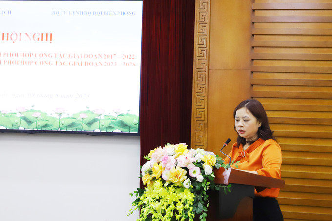 Bà Nguyễn Thị Hải Nhung, Vụ trưởng Vụ Văn hóa Dân tộc, Bộ Văn hóa, Thể thao và Du lịch trình bày Dự thảo ký kết Chương trình phối hợp trong giai đoạn 2023 - 2028 giữa Bộ Văn hóa, Thể thao và Du lịch và Bộ Tư lệnh Bộ đội Biên phòng . Ảnh: Thu Hải Đưa văn hóa tinh thần đến gần hơn nữa với quân dân trên các tuyến biên giới, biển đảo ảnh 4