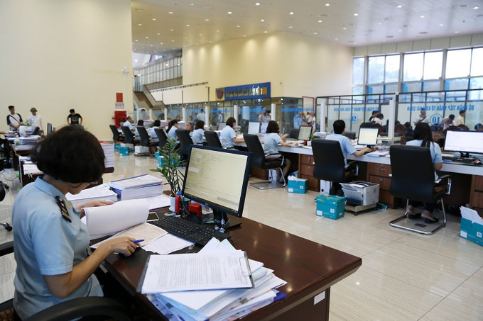 Nhân viên Chi cục hải quan Cửa khẩu quốc tế Hữu Nghị (Lạng Sơn) làm thủ tục mở tờ khai hàng hóa xuất nhập khẩu. Ảnh: Phạm Hậu Lạng Sơn thúc đẩy phát triển thương mại biên giới ảnh 3