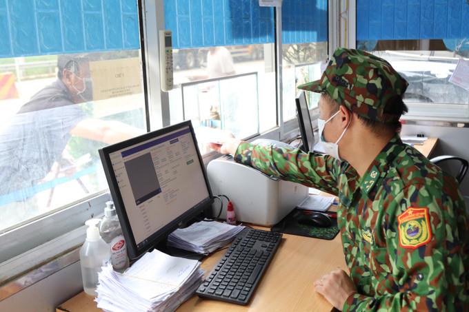 Bộ đội biên phòng Lạng Sơn quản lý phương tiện ra vào khu vực cửa khẩu. Ảnh: Nguyễn Quang Duy Lạng Sơn thúc đẩy phát triển thương mại biên giới ảnh 4