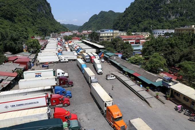 Xe chở hàng hóa xuất nhập khẩu tại Cửa khẩu Tân Thanh (Lạng Sơn). Ảnh: Phạm Hậu Lạng Sơn thúc đẩy phát triển thương mại biên giới ảnh 1