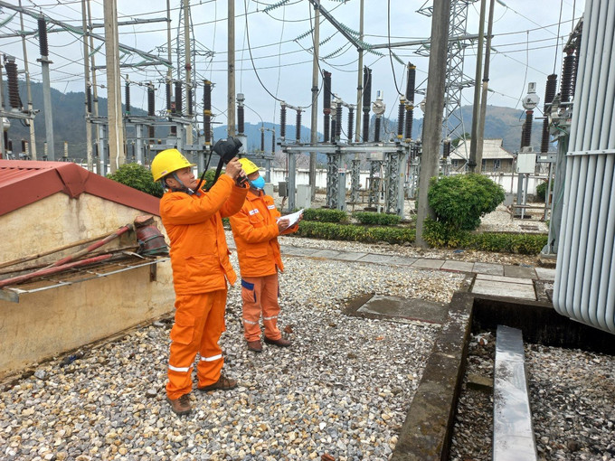 Công nhân Điện lực Lai Châu dùng camera nhiệt để kiểm tra Trạm biến áp 110kV. Ảnh: Đinh Thùy - TTXVN Lai Châu: Đẩy mạnh ứng dụng công nghệ thông tin trong sản xuất kinh doanh ngành Điện ảnh 3