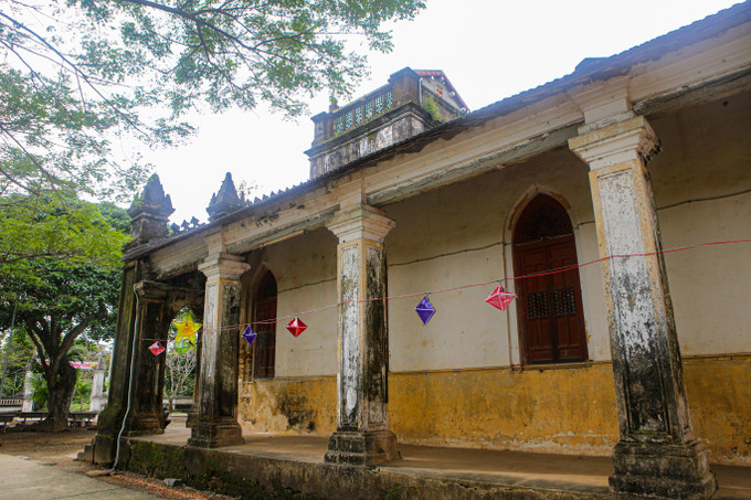 Những trụ cột bằng đá mang vẻ đẹp cổ kính của Nhà thờ cổ Tùng Sơn. Ảnh: Trần Lê Lâm - TTXVN Độc đáo vẻ đẹp cổ kính của Nhà thờ cổ Tùng Sơn ảnh 7