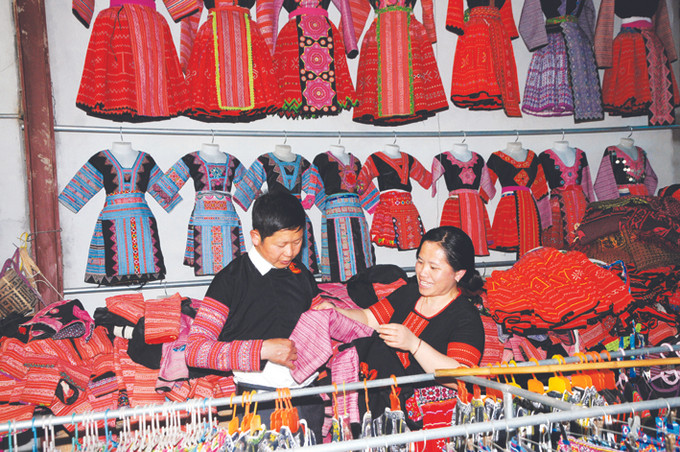 Từ nhiều năm nay, gia đình chị Tráng Thị Dua ở bản Pa Kha, xã Lóng Luông, huyện Vân Hồ (Sơn La) đã làm nghề thêu, may trang phục dân tộc mình. Ảnh: Quang Quyết Vân Hồ bảo tồn nghề thêu, may trang phục dân tộc Mông ảnh 3