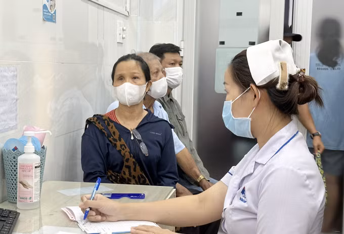 Nhiều người bị đau mắt đỏ, Sở Y tế Thành phố Hồ Chí Minh truy tìm tác nhân gây bệnh ảnh 1