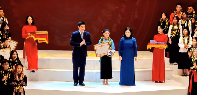 Tuyên dương 142 học sinh, sinh viên và thanh niên dân tộc thiểu số xuất sắc, tiêu biểu năm 2022 ảnh 7