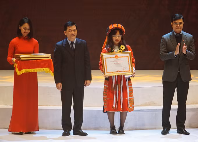 Tuyên dương 142 học sinh, sinh viên và thanh niên dân tộc thiểu số xuất sắc, tiêu biểu năm 2022 ảnh 9
