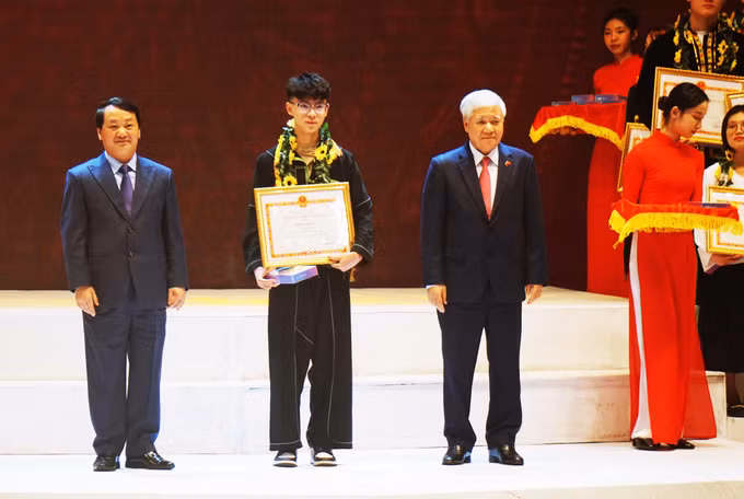 Tuyên dương 142 học sinh, sinh viên và thanh niên dân tộc thiểu số xuất sắc, tiêu biểu năm 2022 ảnh 6