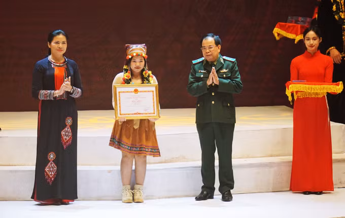 Tuyên dương 142 học sinh, sinh viên và thanh niên dân tộc thiểu số xuất sắc, tiêu biểu năm 2022 ảnh 8