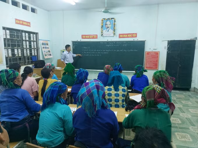 Nâng cao dân trí từ những lớp xóa mù chữ ở vùng cao Hà Giang ảnh 1