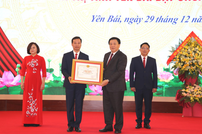 Đồng chí Nguyễn Xuân Thắng trao Bằng công nhận Trường Chính trị tỉnh Yên Bái đạt chuẩn mức 1 cho lãnh đạo nhà trường. Ảnh: Việt Dũng – TTXVN Đồng chí Nguyễn Xuân Thắng trao bằng công nhận Trường Chính trị tỉnh Yên Bái đạt chuẩn mức 1 ảnh 2